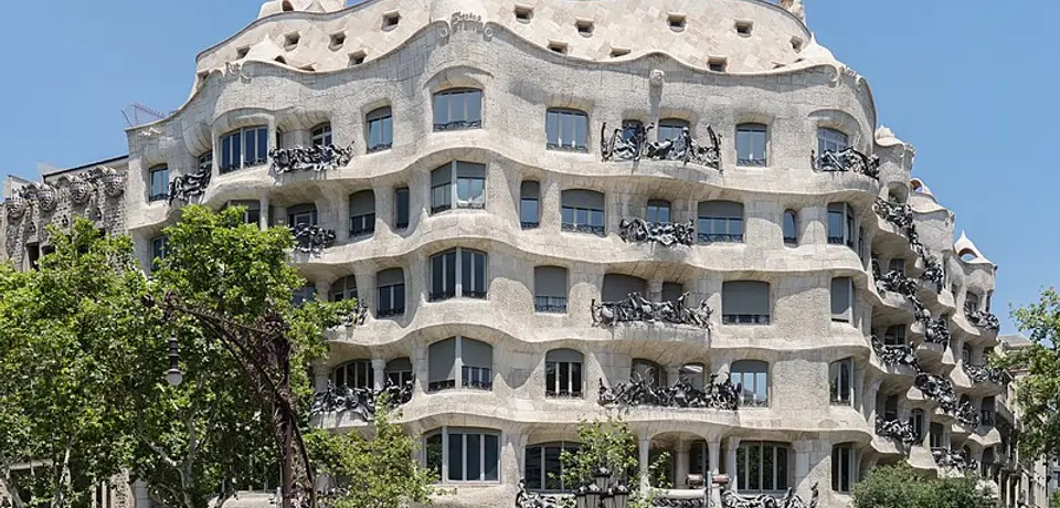 4614c3ac-27a7-4121-bff8-9b051137325e-800px-Casa_Milà,_general_view.jpg