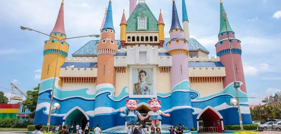 aa092469-7419-4902-9aed-eae580f51031-colorful-cute-castle-infront-siam-park-city-suansiam-bangkok-thailan-siam-park-city-bangkok-thailand-april-colorful-cute-118470836.jpg